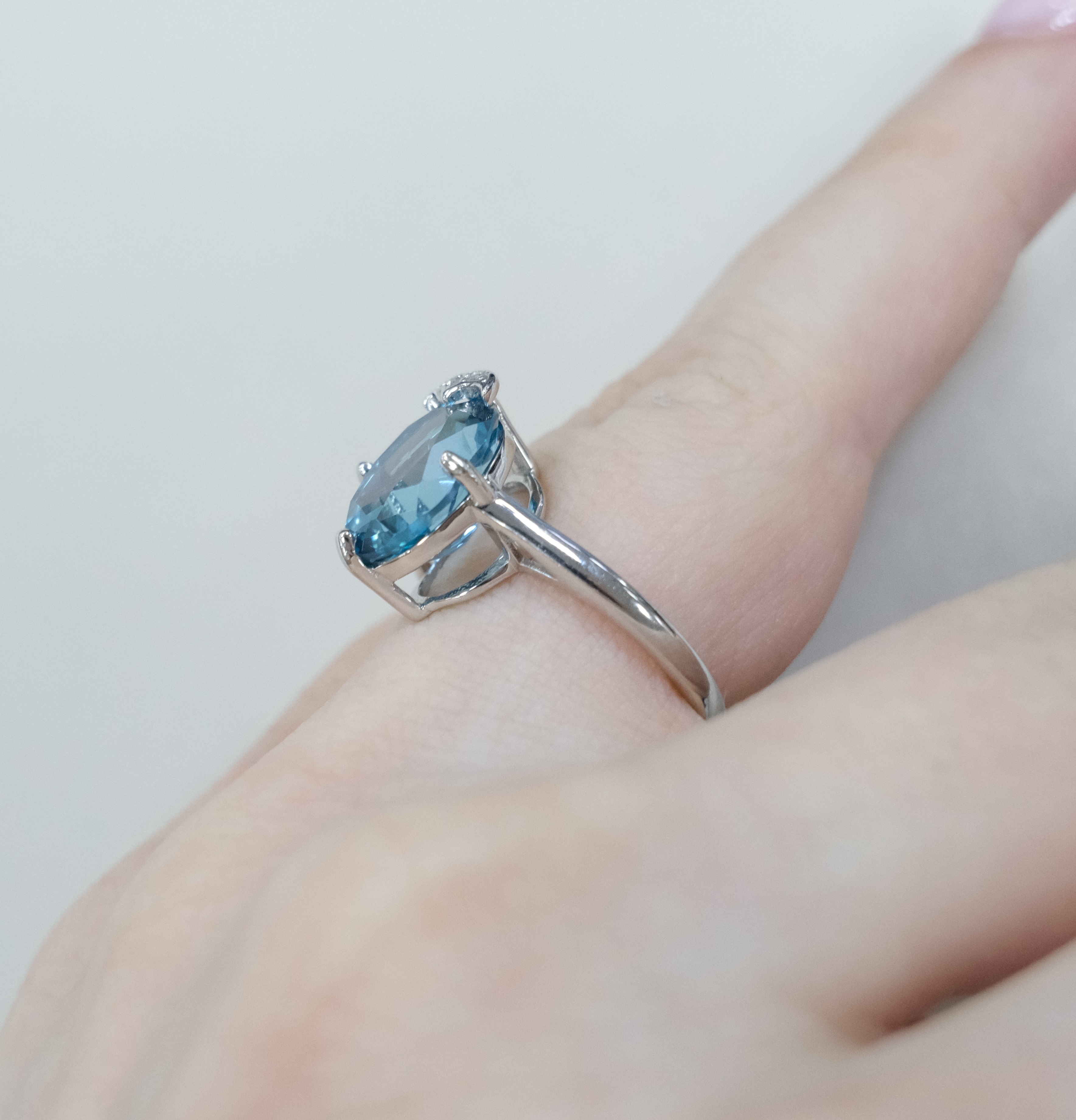 Серебряное кольцо с топазом Параиба